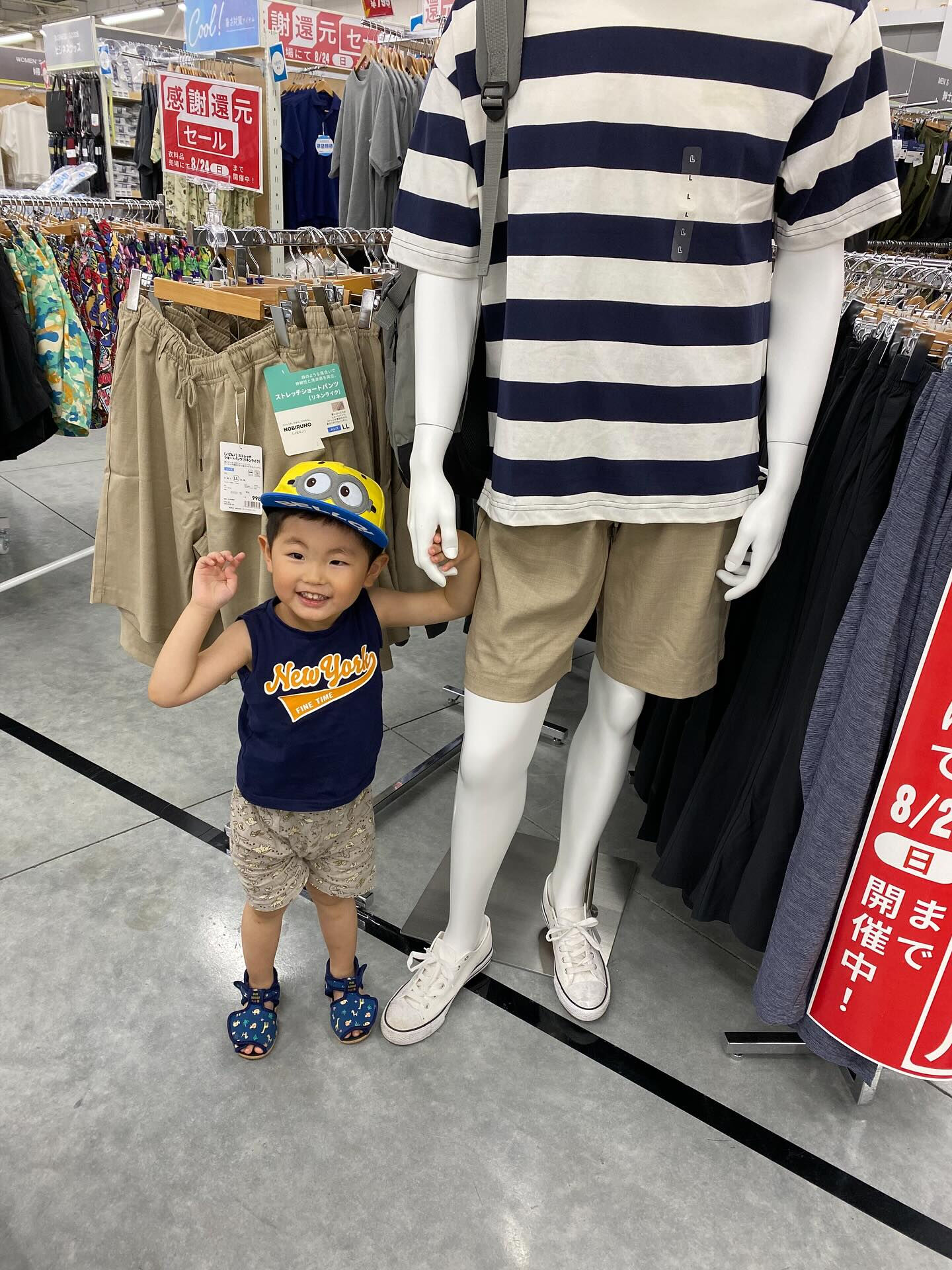 買い物行ったらマネキンと写真撮らされました🤣