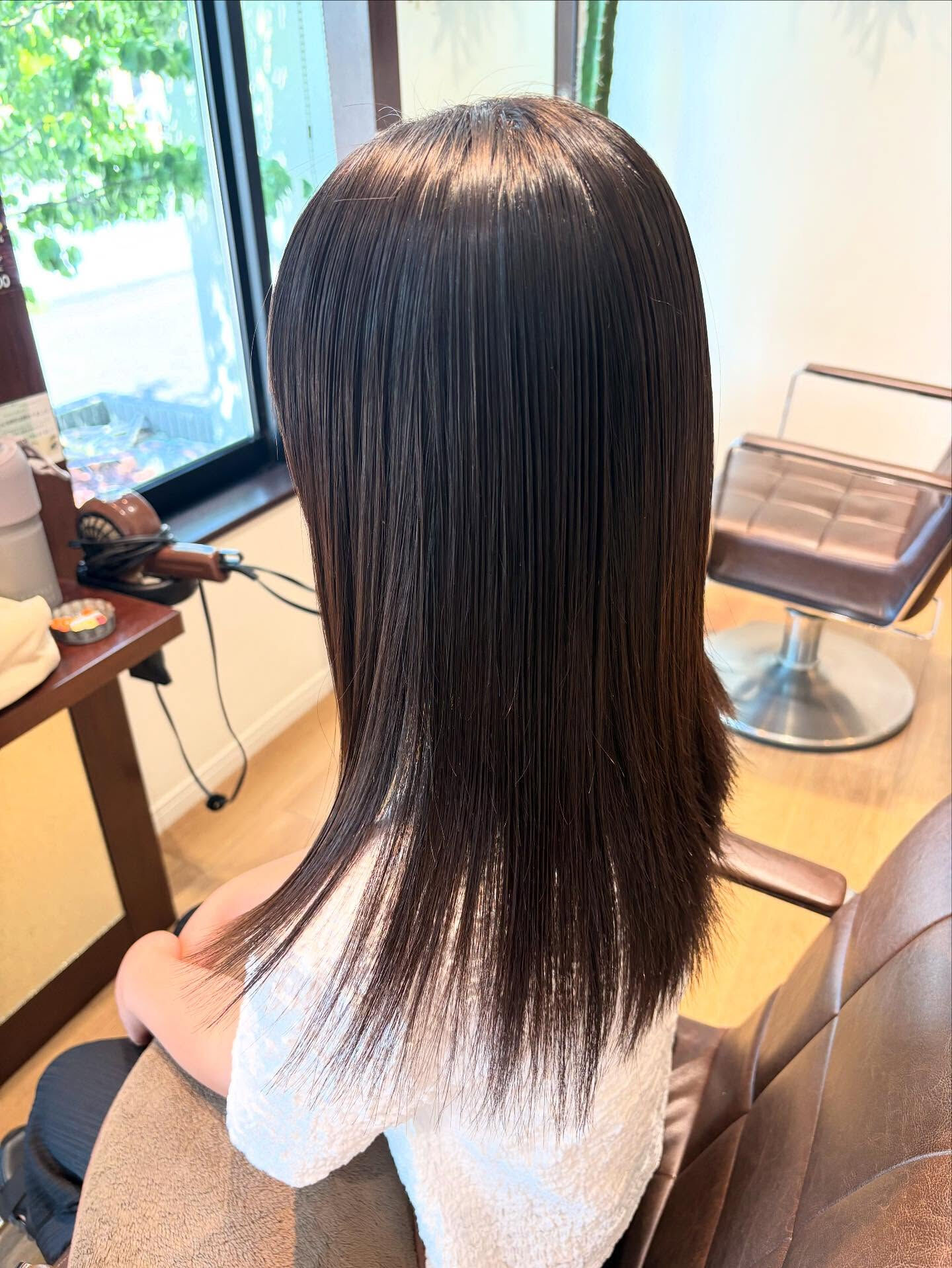 小学生の女の子が初めての縮毛矯正で、ココナッツストレートを体