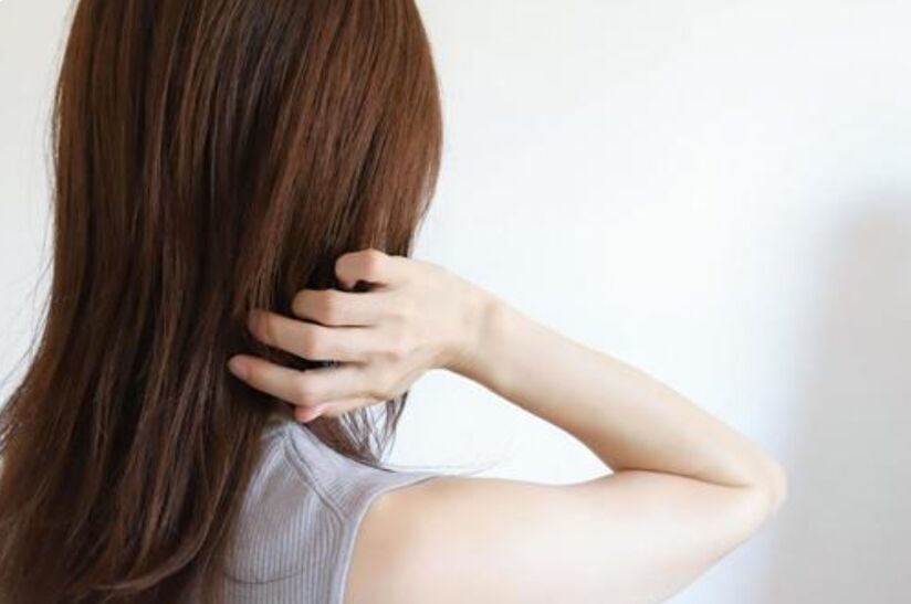 秋は抜け毛が増える季節？その原因とケア方法
