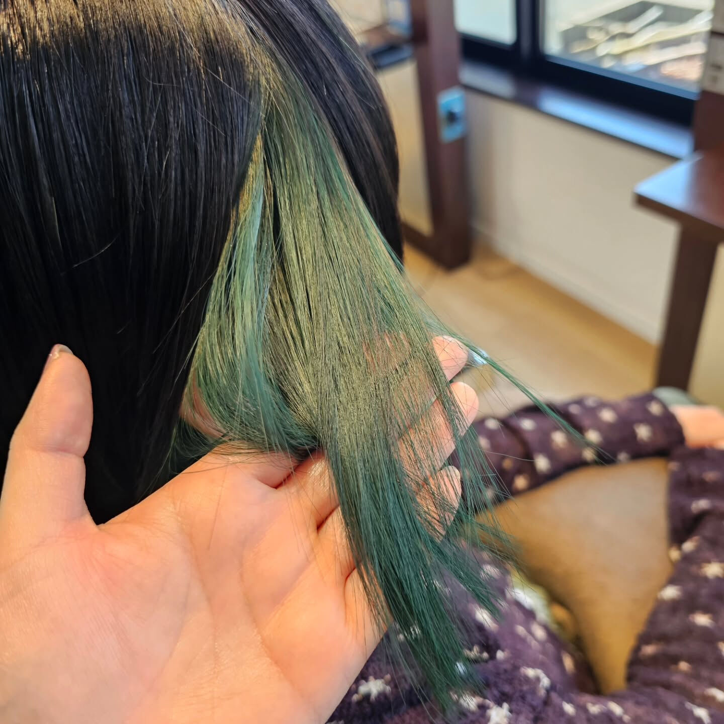 ツヤっとまとまるミニボブ×インナーカラー💚