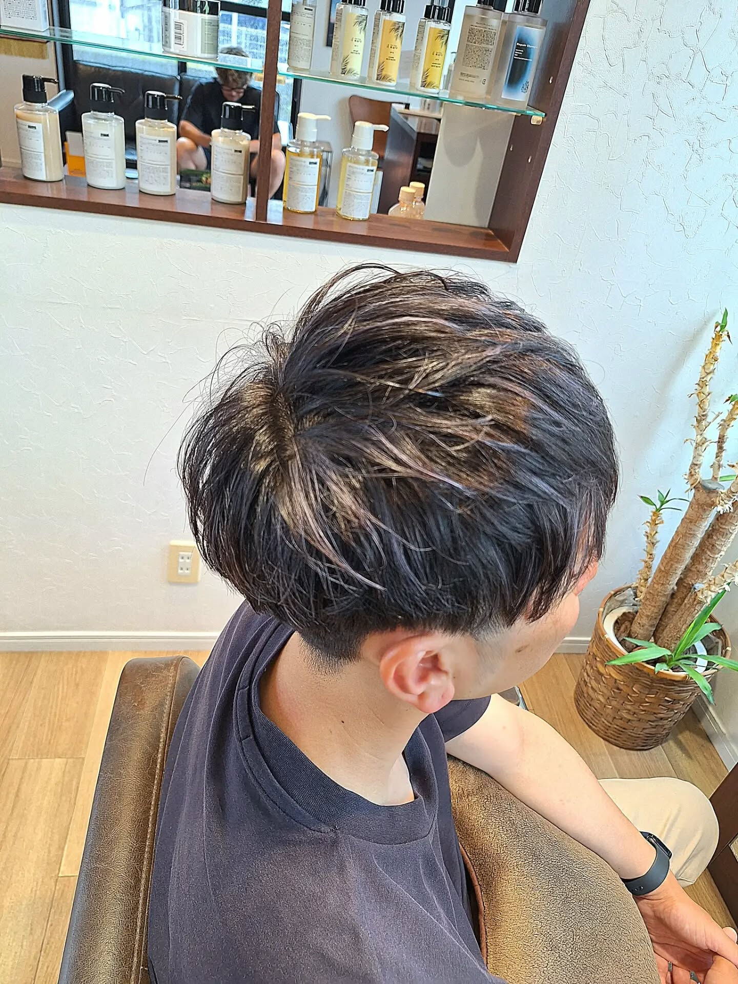 暗髪ベースに、ホワイトメッシュ