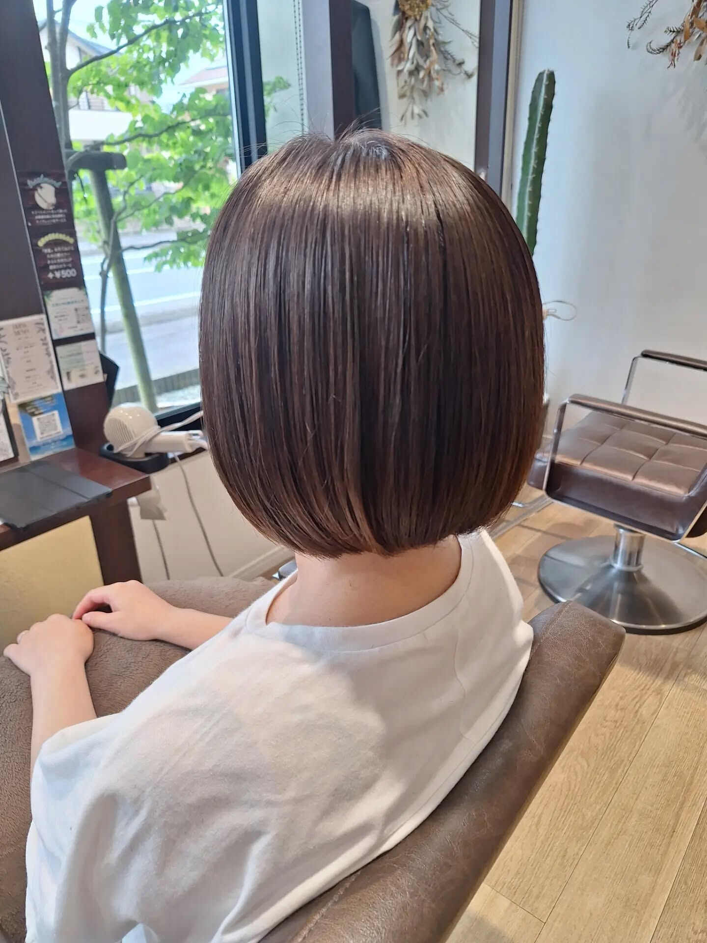 透明感抜群のくすみカラー×艶ボブ 